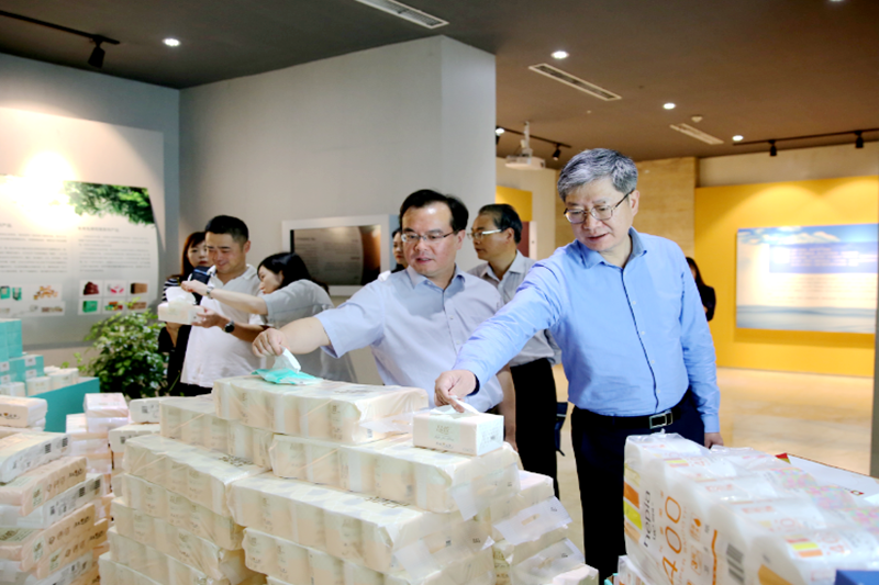 2019年 5月22日，时任浙江省社会组织综合党委专职副书记、省民政厅社会组织管理局局长蔡国华莅临welcome海洋之神纸业调研企业发展情况和党建工作
